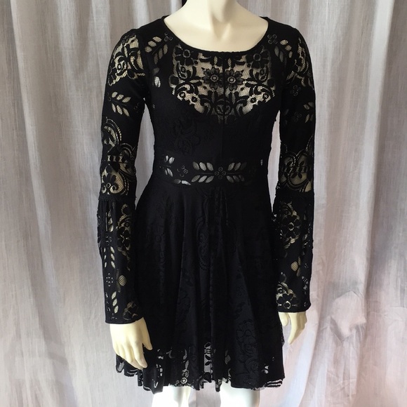 New Free People black lace split sleeve peekaboo back mini dress size 0 - Picture 2 of 7